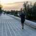 Passeggiamo sul lungomare utilizzando uno dei due marciapiedi, che in molti utilizzano per fare jogging...